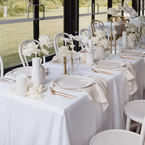 Tan Wedding Table Settings, Bridal Luncheon Tablescape, Simple Table Settings Wedding, All White Table Setting, Neutral Table Decor, White Dinner Table, White Table Decorations, Engagement Table, Wedding Expo Booth