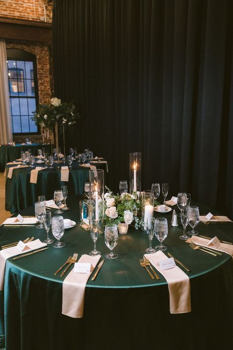 Emerald Green And Black Table Decor, Forest Green And Gold Party Decor, Emerald Green Black And Gold Table Setting, Forest Green Table Decor, Emerald Green And Silver Wedding Decor, Dark Green Wedding Theme Table Settings, Emerald Green Wedding Tables, Sweet 16 Dark Green Theme, Emerald Green Tablescape