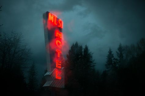 Outside the Mt. Si Motel in North Bend, Wash. Todd Hido, Become A Photographer, American Gods, Images Esthétiques, Ansel Adams, Photo Story, Twin Peaks, Foto Inspiration, Photojournalism