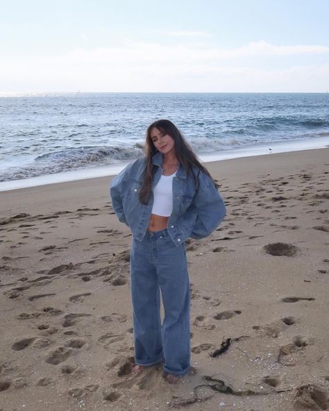 Baggy, oversized, low rise, jeans with oversized boyfriend, denim jacket Spring Outfits Baggy Jeans, Baggy Jeans Spring Outfit, Baggy Jeans Jacket Outfit, Outfits With Oversized Jeans, Jean Jacket Inspo Outfits, Baggy Spring Outfit, Denim Jacket Outfit Oversized, Low Rise Baggy Jeans Outfit Winter, Denim Baggy Pants Outfit