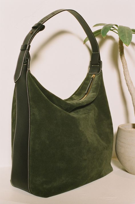 Soft Natural Purses Kibbe, Tasker Fashion, Olive Aesthetic, Dark Green Purse, Green Bag Outfit, Handbag Aesthetic, Walk Photo, Green Shoulder Bag, Sacs Design