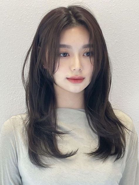 Korean curtain bangs for long layered hair Haircut Selfie, Photo Hijab, Hair Inspiration Long, Layered Haircuts For Medium Hair, Fesyen Rambut, Bangs With Medium Hair, Hairstyles For Layered Hair, Cute Hairstyle, Haircuts For Medium Hair