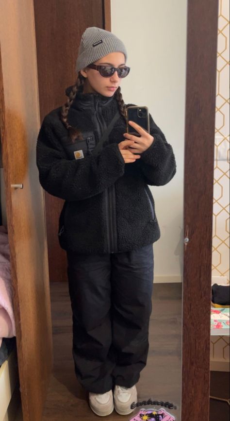 Big Fleece Outfit, Oversized Fleece Jacket Outfit, Outfits Chuva, Body Warmer Outfit Women, Polar Outfit, Carhartt Outfit Woman, Carhartt Outfit, Fleece Outfit, Winter Outfits Aesthetic