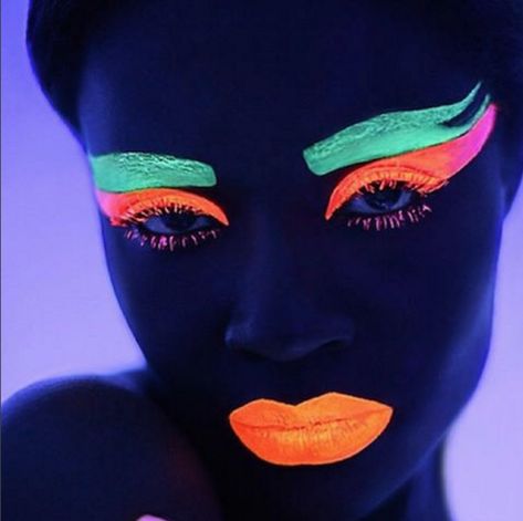 11 Glow-in-the-dark makeup looks that will totally mesmerize you – SheKnows Pintura Facial Neon, Black Light Makeup, Neon Face Paint, Uv Makeup, Dark Makeup Looks, Neon Makeup, Bright Makeup, Avant Garde Makeup, Uv Black Light