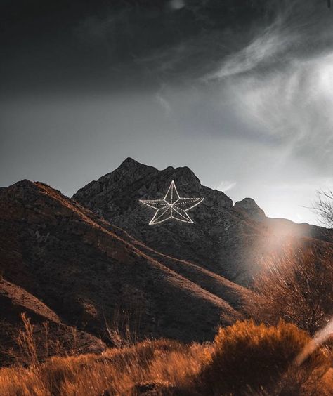 El Paso Texas Photography, Texas Chic, Cousin Tattoos, Whatsapp Pictures, Texas Tattoos, Beautiful Landscape Paintings, Mountain Drawing, Retro Wallpaper Iphone, Texas Star