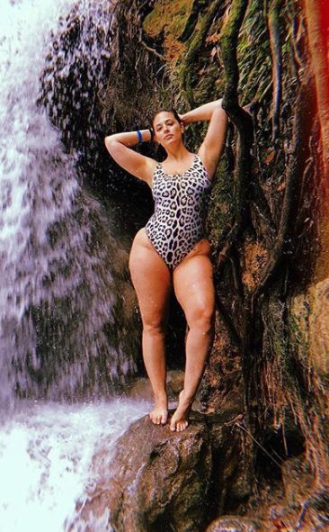 "Hip cleavage" is this summer's hottest trend! Curvy celebrities are letting their swimsuits (or intimates) rise up juuuust a little bit higher on the hips than it's supposed to, showing off their thick thighs. Click above for more photos of plus-size famous women with hip cleavage. Danielle Brooks, Leopard Print Swimsuit, Iskra Lawrence, Swimsuit Trends, Stylish Celebrities, Swimwear Trends, Famous Women, Hottest Trends, On Board