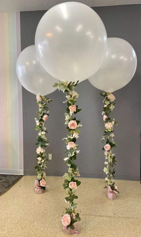 Balloons With Wisteria Flowers, 18th Flower Decoration, Backdrops For Bridal Shower Diy, Flower Decor Party, Balloons With Flowers Hanging, Floral Party Decorations Diy, Birthday Decoration Ideas Flowers, Floral Birthday Party Decorations Diy, Balloon Arch With Paper Flowers