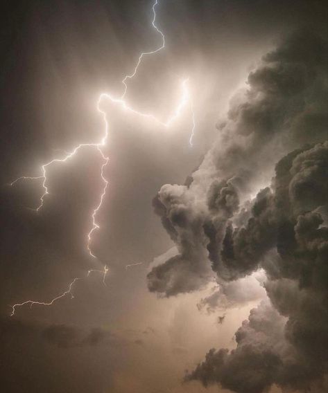 #thunder #sky #aesthetic Lightning Photography, Storm Photography, Texas Photo, Ride The Lightning, Belle Nature, Thunder And Lightning, Lightning Storm, Sendai, Storm Clouds