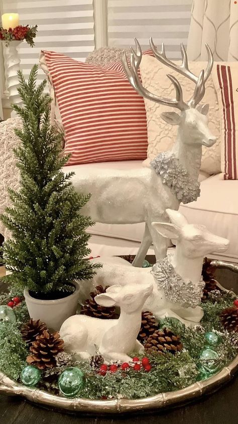 Reindeer Centerpiece Ideas, Coffee Table Christmas Decor Deer, Deer Christmas Centerpiece, Christmas Snowman Decor Ideas, Reindeer Table Centerpieces, Rustic Christmas Coffee Table Decor, Reindeer Tablescape, Snowman Mantle Ideas, Christmas Coffee Table Decor Trays