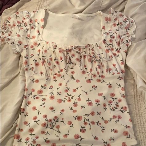 Nwt!! White Floral Short Sleeve T Shirt. Never Worn! Little Bow On The Front. Comfy Material Cottage Core T Shirt, Pretty T Shirts, Cute Shirts Coquette, Dainty Shirts, Cute Shirts For School, Different Top Styles, Flower Shirt Outfit, Shojo Outfits, Dainty Clothes