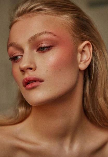 The 15 Prettiest Rose Gold Eye Shadows and Palettes.   #rosegold   #rosemakeup Beauty Fotografie, Beauty Hacks That Actually Work, Revolution Eyeshadow, Best Natural Makeup, Rose Makeup, Gold Skin, Beauty Tips And Tricks, Blending Eyeshadow, Tim Walker