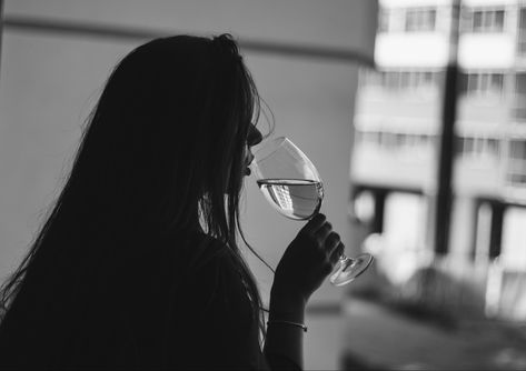 Drinking Wine Photoshoot, Woman Drinking Wine Aesthetic, Drinking Wine Pose, People Drinking Wine, Wine Shoot, Drinking Wine Photography, Wine Photoshoot, Woman Drinking Wine, Women Drinking Wine