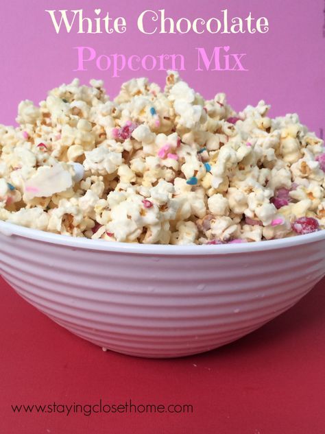 white chocolate covered popcorn mix White Chocolate Popcorn Mix, White Chocolate Popcorn Recipe, Popcorn Recipes Chocolate, Covered Popcorn, Flavored Popcorn Recipes, Chocolate Covered Popcorn, White Chocolate Popcorn, White Chocolate Covered, Popcorn Mix