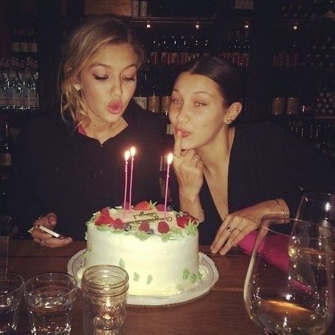 Bella Hadid Birthday, Mrs Bella, Gigi Hadid 2014, Foto Best Friend, Bella Gigi Hadid, Baby Bells, Hadid Sisters, Serena Van Der Woodsen, Victoria's Secret Angel