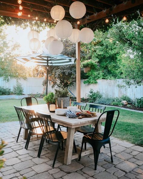 concrete planter with the wood stand Patio Redo, Cobblestone Patio, Affordable Backyard Ideas, Nesting With Grace, Patio Pavers Design, Hanging Chairs, Small Yards, Patio Party, Backyard Lighting