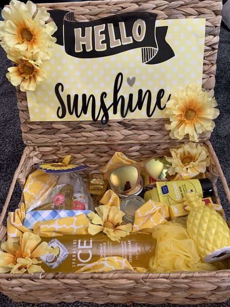 Box of sunshine☀️ Sunshine Basket Ideas, Sunshine Box Ideas, Box Of Sunshine Gift, Sunshine Basket, Basket Of Sunshine, Bday Surprise, Basket Decor Ideas, Sunshine Box, Mothers Day Baskets