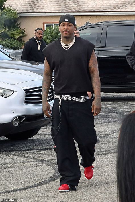 Rapper YG was flanked by security guards that held what looked to be assault rifles as he volunteered at a Thanksgiving food drive in his hometown of ... Read more at https://wikinbiography.com/rapper-yg-is-flanked-by-security-guards-with-guns-as-he-volunteers-at-a-thanksgiving-food-drive-in-his-hometown-of-compton/ Fabulous Rapper, Thanksgiving Food Drive, Yg Style, Yg Rapper, Johnny Edlind, Funny Feeling, Food Drive, Thanksgiving Food, Hair Ponytail