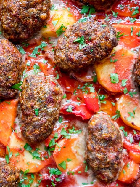 Izmir köfte – Baked Turkish meatballs with vegetables - Recipe - A kitchen in Istanbul Meatballs With Vegetables, Turkish Meatballs, Easy Tomato Sauce, Tomato Sauce Recipe, Oven Dishes, Middle Eastern Recipes, Turkish Recipes, Meatball Recipes, Easy Salads