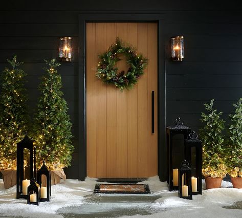 Holiday Front Porch, Front Porch Decorating Ideas, Small Front Porch, Front Porch Christmas Decor Ideas, Porch Christmas Decor Ideas, Porch Decorating Ideas, Porch Christmas Decor, Front Porch Christmas, Christmas Decor Ideas Diy