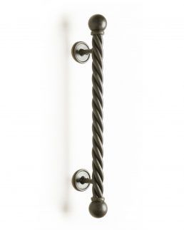 Wrought Iron Door Handles, Gate Handle Design, Iron Door Handles, Lawn Designs, Stairs And Doors, Wrought Iron Door, Rustic Door, Barn Door Handles, Rustic Barn Door