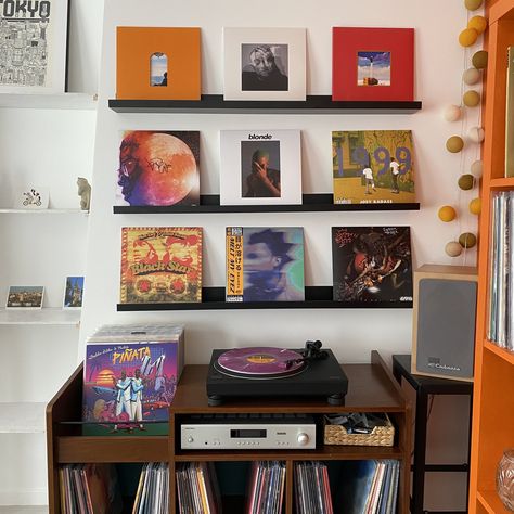 Record Area Living Room, Vinyl Room Aesthetic, Frank Ocean Vinyl, Vinyl Shelves, Vinyl Setup, Living Room Vinyl, Home Bar Ideas, Vinyl Shelf, Home Music Rooms