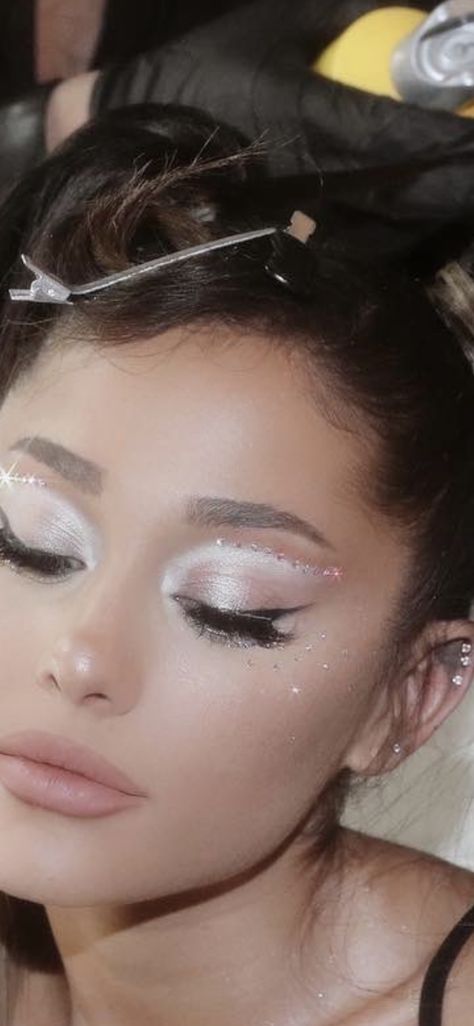 Ariana Grande Makeup 2022, Ariana Grande Eyeshadow Looks, Pearlescent Makeup Looks, Natural Angelic Makeup, Light Princess Makeup, Ballerina Makeup Aesthetic, Unique Wedding Makeup Looks, Ballerina Core Makeup, Jem Makeup Looks