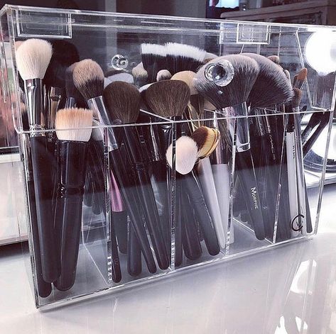 Makeup Brushes Organization, Vanity Collections, Brush Organization, Makeup Studio Decor, Rangement Makeup, Makeup Storage Ideas, Organization Vanity, Dressing Room Ideas, Modern Makeup