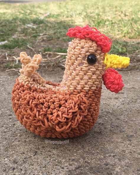 ✨ on Instagram: “Loomigurumi Hen 🐓 Oooo I’m so happy with this design I’ve never done before!! 🤪 it’s too cute! 😍 D & T: @canalcrochet amigurumi pattern on…” Loomigurumi Patterns Rubber Bands, Loomigurumi Patterns, Loomband Ideas, Loom Band Patterns, Bracelet Stuff, Rubber Band Crafts, Rainbow Loom Rubber Bands, Rainbow Loom Creations, Rainbow Loom Patterns