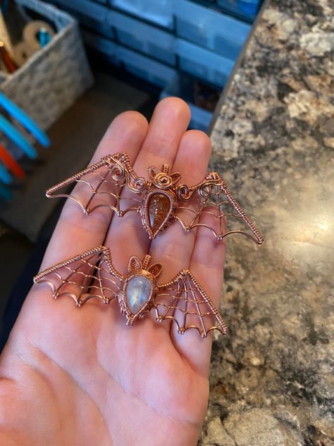 Drátěná Socha, Copper Wire Art, Wire Wrapped Stone Jewelry, Wire Wrap Jewelry Designs, Wire Wrapping Diy, Wire Wrapped Jewelry Diy, Wire Wrapped Jewelry Tutorials, Wire Jewelry Tutorial, Wire Jewelry Designs