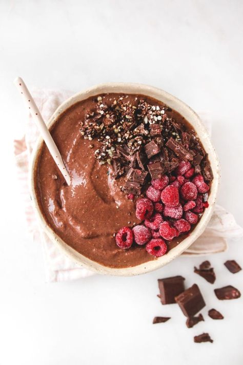 Banana-Free Chocolate Raspberry Smoothie Bowl (vegan, wfpb) - Veggiekins Blog Low Carb Vegan Breakfast, Vegan Chocolate Raspberry, Chocolate Raspberry Smoothie, Raspberry Smoothie Bowl, Smoothie Bowl Vegan, Chocolate Smoothie Bowl, Vegan Smoothie Recipes, Vintage Fitness, Vegan Smoothie Bowl