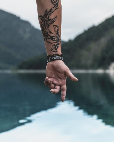 Shark Tattoo Meaning With Ideas and Designs - On Your Journey Tattoo Bras Homme, Unique Wrist Tattoos, Vegan Tattoo, Cool Arm Tattoos, Wrist Tattoos For Guys, Inspiration Tattoo, Shark Tattoos, Cool Small Tattoos, Tattoo Aftercare