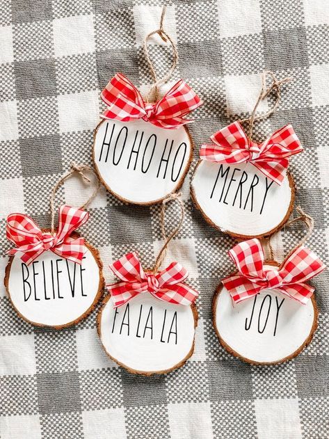 Christmas Crafts To Sell, Plaid Christmas Decor, Wood Christmas Ornaments, Christmas Ornaments Homemade, Farmhouse Christmas Decor, Christmas Ornament Crafts, Christmas Decorations Ornaments, Ho Ho Ho, Christmas Wood