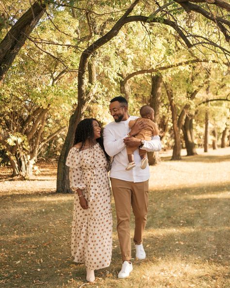 Black Woman Fall Aesthetic, Fall Family Photo Inspiration, Black Family Fall Pictures Outfits, Prayer Bored, Photoshoot Fits, Family Fall Photoshoot, Outdoor Family Photos Fall, Fall Picture Outfits, Portrait Outfits