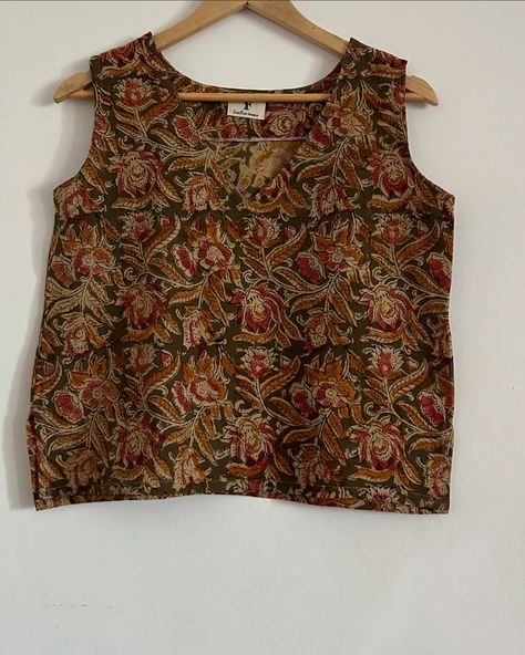 Simple handblock printed sleeveless blouses! Medium to Large sizes and 100%cotton. Dm to order or find them @urbanhubbucuresti . . . #sustainablefashion #urbanhubbucuresti #handblockprinted #cotton #bumbac #indianprints #indowesternstyle #handmade #intrend #simple #summervibes Surface Ornamentation, Cotton Dress Pattern, Sleeveless Blouse Designs, Kurtis Design, Cotton Tops Designs, Sleeveless Blouses, Stylish Kurtis, Combination Dresses, Stylish Kurtis Design