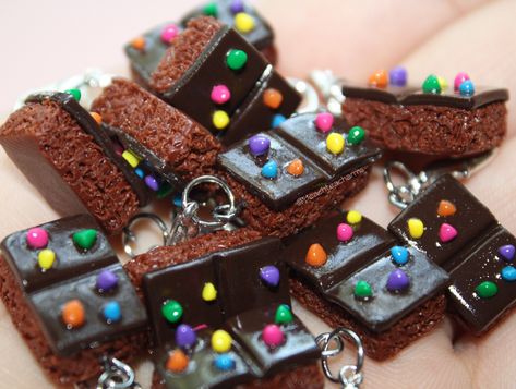 Polymer Clay Kunst, Clay Kawaii, Cosmic Brownies, Tiny Foods, Charm Ideas, Clay Making, Polymer Clay Kawaii, Clay Keychain, Clay Stuff