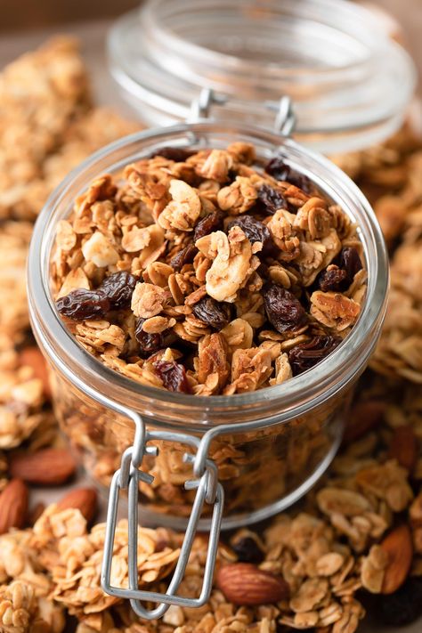 This gloriously crunchy cinnamon raisin granola is loaded with flavor and has the most amazing clusters - great for snacking by the handful! Cinnamon Raisin Granola Recipe, Cinnamon Raisin Granola, Raisin Granola, Jar Food Gifts, Fiber Recipes, Pumpkin Granola, Granola Clusters, Toasted Oats, Jenny Craig