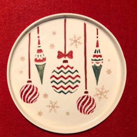 Diy Christmas Pottery Painting, Christmas Hand Painted Plates, Diy Pottery Painting Christmas, Christmas Diy Plate, Painting Pottery Ideas Christmas, Ceramic Christmas Plate Ideas, Homemade Christmas Plates, Festive Pottery Painting, Ceramic Pottery Christmas Ideas