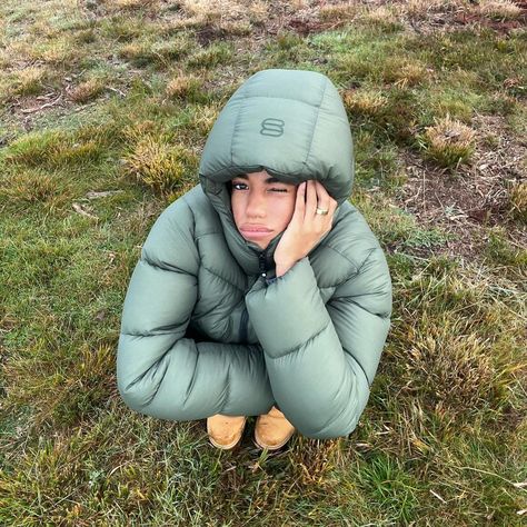 Puffer Jacket Winter Outfit, Outer Outfits, Puffer Jacket Outfit Aesthetic, Green Puffer Jacket Outfit, Puffer Jacket Aesthetic, Jacket Winter Outfit, Coat Aesthetic, Makeup Clean, Puffer Jacket Outfit