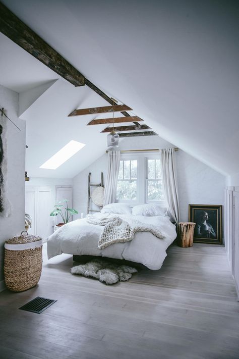 Design Seed, Attic Bedroom Designs, Modern Rustic Decor, Attic Bedrooms, Attic Renovation, Country Interior, Attic Bedroom, Attic Rooms, Bedroom Loft