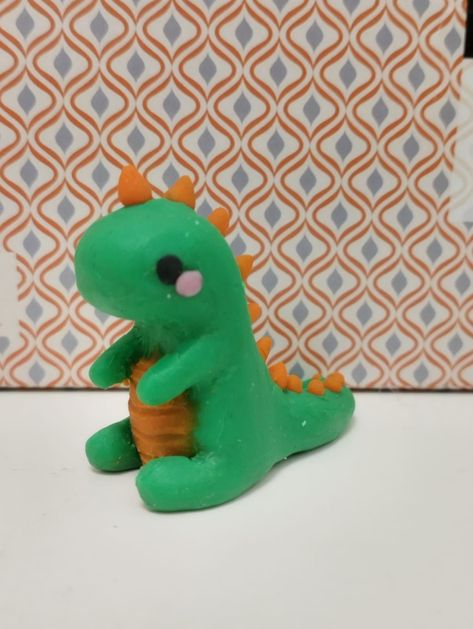 Clay Date Ideas Made Easy: Perfect for Beginners and Experts Dinosaur Clay Sculpture Easy, Clay Art Dinosaur, Dino Clay Sculpture, Clay Crafts Dinosaur, Easy Modeling Clay Ideas Animals, Dinosaur Clay Sculpture, Monthsary Cake, Small Clay Animals, Plasticine Figures