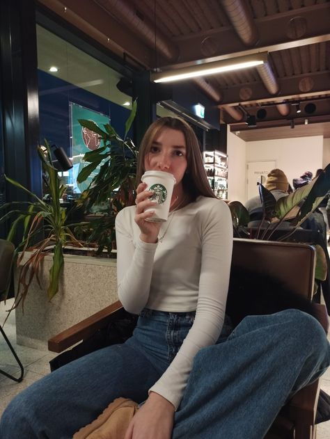 Barista Outfit Starbucks, Starbucks Outfit Ideas, Starbucks Work Outfit, Starbucks Photoshoot Ideas, Starbucks Job, Starbucks Photoshoot, Starbucks Uniform, Starbucks Selfie, Starbucks Pics