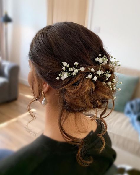 Bridesmaid Gypsophila Hair, Gypsophilia Bridesmaids Hair, Hair With Gypsophila, Wedding Hair Gypsophila, Hairstyles With Gypsum Flowers, Gypsum Flower Hairstyle, Gypsophila Wedding Hair, Gypsophila Hairstyle, High Bun With Flowers