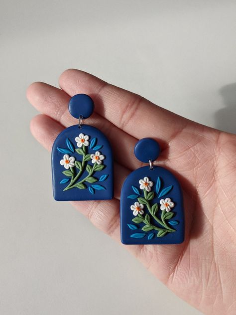 Navy Polymer Clay Earrings, Navy Blue Polymer Clay Earrings, Blue Clay Ideas, Diy Floral Jewellery, Easy Diy Clay Earrings, Fimo Ideas Jewelry, Clay Jewelry Ideas, Polymer Clay Earring Ideas, Clay Jewellery Handmade