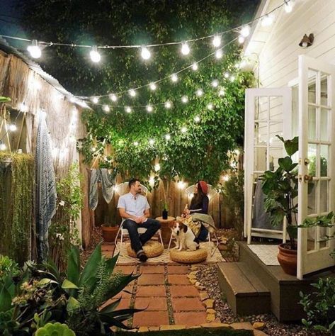 patio bistro lights #patiodecoratingideasonabudget Victorian Restoration, Design Per Patio, Small Outdoor Patios, Apartment Hacks, Patio Pergola, Small Patio Garden, Patio String Lights, Apartment Patio, Secret Gardens