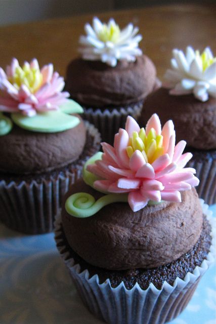 Lilly pad lillies on cupcakes. Lilly Pad Cupcakes, Lily Cupcakes, Leftover Cupcakes, Pond Cake, Lilly Pad, Cupcake Decorating Tips, Jiang Cheng, Cool Cake Designs, Flower Cupcakes