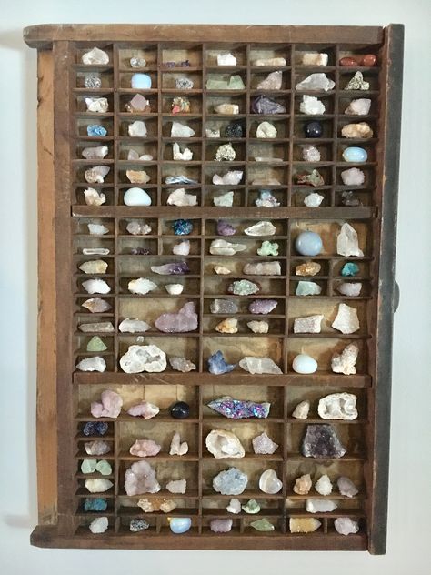 Printers tray displaying mini crystal collection Crystal Case Display, Crystal Display Stand, Crystal Tumble Display Ideas, Rock Display Table, Crystal Display Case, Gem Display Ideas, Crystal Organization Ideas, Ways To Display Crystals Rock Collection, Display Rocks Collection