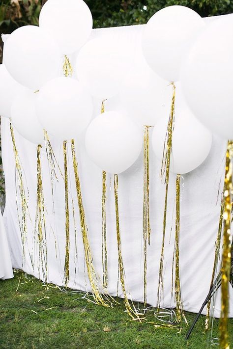 Bookmark this for 17 fun ideas to bring the balloon wall trend to your next party like a set of these golden tassel white balloons. White Party Theme, Photo Booth Backdrop Wedding, Booth Backdrops, Wedding Reception Backdrop, Photos Booth, All White Party, Diy Photo Booth, Backdrop Ideas, Wedding Photo Booth