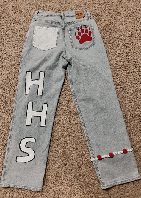 Painted and decorated jeans for the homecoming football game!!!!! #senior #highschool #homecoming #cute #seniorjeans Highschool Homecoming, Homecoming Jeans Ideas, Decorated Jeans, Homecoming Football Game, Senior Highschool, Senior Year Diy, Homecoming Football, Senior Year Things, Senior Jeans