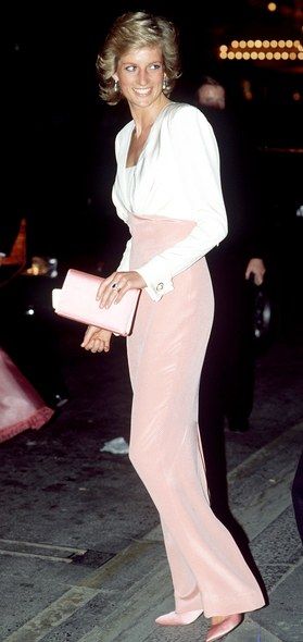 1989 Prințesa Diana, Pink Wardrobe, Princess Diana Fashion, Princess Diana Photos, Princes Diana, Diana Fashion, Estilo Real, Elisabeth Ii, Lady Diana Spencer