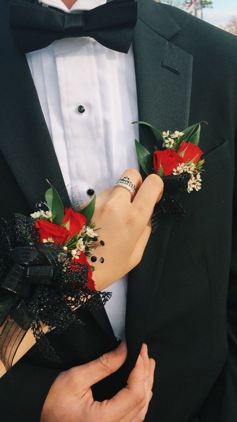 Simple Corsages For Prom, Corsage Pictures, Rose Corsage And Boutonniere, Prom Glam, Homecoming Flowers, Prom Corsage And Boutonniere, Prom Pictures Couples, Boutonnieres Prom, Prom Goals